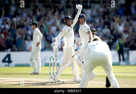 L'Inghilterra del martinetto Leach e Ben Stokes (destra) celebra la vittoria durante il giorno quattro del terzo ceneri Test match a Headingley, Leeds. Foto Stock