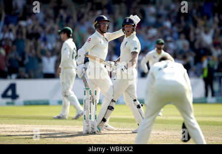 L'Inghilterra del martinetto Leach e Ben Stokes (destra) celebra la vittoria durante il giorno quattro del terzo ceneri Test match a Headingley, Leeds. Foto Stock