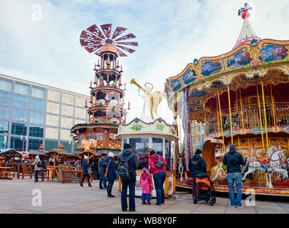 Berlino, Germania - 10 dicembre 2017: Giostra con i ragazzi al mercatino di Natale in Germania in Europa in inverno. Strada tedesco vacanze di Natale fiera di Berlino su Alexanderplatz Foto Stock