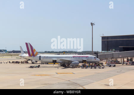 Airbus A320-200 in aereo l' aeroporto di Barcellona, da GermanWings low cost company Foto Stock