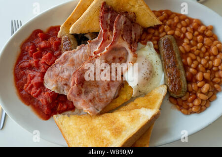 Primo piano di una colazione inglese completa su una piastra Foto Stock