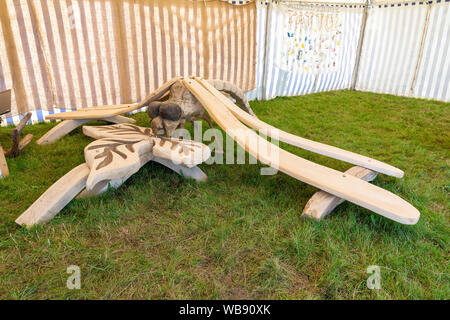 Tabley, Cheshire, Regno Unito. 25 Ago, 2019. Il xv inglese motosega aperta concorrenza alla Contea di Cheshire Showground, Inghilterra - Oak Dragonfly sul display Credito: John Hopkins/Alamy Live News Foto Stock