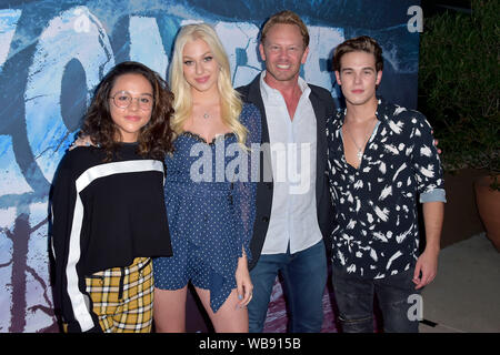 Yde luka, Jennifer Jacobson, Ian Ziering e Ricardo Hurtado frequentando il 'Zombie Maremoto' premiere al Garland Hotel il 12 agosto 2019 a Los Angeles, California Foto Stock