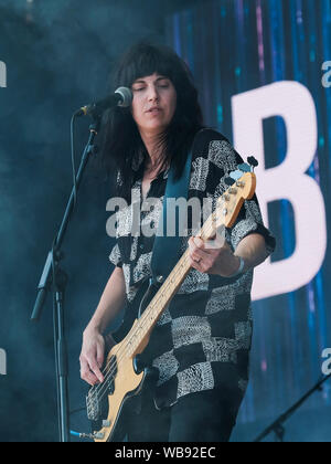 Portsmouth, Hampshire, Regno Unito. Il 25 agosto 2019. Emma Richardson, femmina bass player con banda di teschi esecuzione dal vivo sul palco al Festival di Vittoriosa, Southsea, Portsmouth, Hampshire, UK Credit: Dawn Fletcher-Park/Alamy Live News Foto Stock