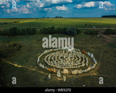 Labirinto a spirale fatta di pietre, vista dall'alto da fuco. Foto Stock
