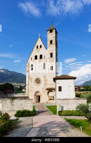 Trento (Italia) - Sant'Apollinare chiesa romanica a Trento, lungo il fiume Adige, Italia settentrionale Foto Stock