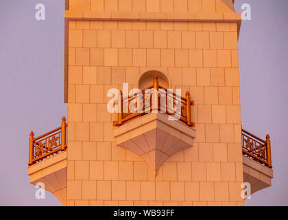 Dettaglio del minareto balconi, Sheikh Zayed Grande Moschea di Abu Dhabi, Emirati Arabi Uniti Foto Stock