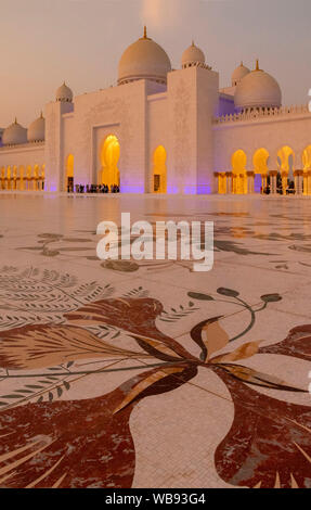 Vista della decorazione a intarsio in cortile e ingresso, Sheikh Zayed Grande Moschea di Abu Dhabi, Emirati Arabi Uniti Foto Stock