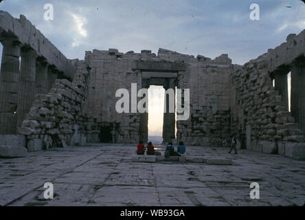 Vintage Foto di viaggio dell'interno del Partenone all Acropoli di Atene in Grecia, prese nel mese di ottobre 1973. Foto Stock
