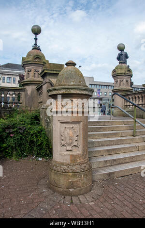 Paisley, Scozia, Regno Unito. 24 Agosto 2019: Vittoriano scale di pietra in cima Dunn Square. Foto Stock