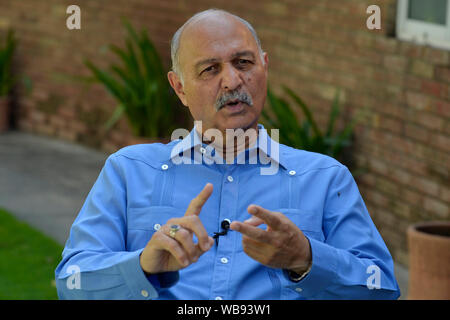 (190825) -- ISLAMABAD, Agosto 25, 2019 (Xinhua) -- Mushahid Hussain Syed, presidente del Senato pakistano permanente della commissione per gli affari esteri, parla nel colloquio con Xinhua a Islamabad, Pakistan, 24 agosto 2019. Interferenze straniere in Hong Kong che viola il diritto internazionale e le norme diplomatiche, poiché Hong Kong è la Cina la questione interna, un senatore pakistano ha detto. (Xinhua/Ahmad Kamal) Foto Stock