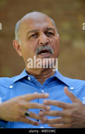 (190825) -- ISLAMABAD, Agosto 25, 2019 (Xinhua) -- Mushahid Hussain Syed, presidente del Senato pakistano permanente della commissione per gli affari esteri, parla nel colloquio con Xinhua a Islamabad, Pakistan, 24 agosto 2019. Interferenze straniere in Hong Kong che viola il diritto internazionale e le norme diplomatiche, poiché Hong Kong è la Cina la questione interna, un senatore pakistano ha detto. (Xinhua/Ahmad Kamal) Foto Stock