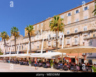 Split, Croazia - Agosto 16, 2016: Persone in Street Cafe a Riva Waterfront nella vecchia città di Spalato sulla costa adriatica in Dalmazia in Croazia. I turisti in ristoranti con tavoli a Città romana in estate. Foto Stock