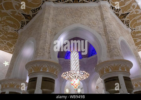Interno del corridoio principale di preghiera, Sheikh Zayed Grande Moschea di Abu Dhabi, Emirati Arabi Uniti Foto Stock