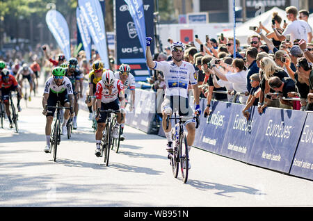 Amburgo, Germania. 25 Ago, 2019. L'Italiano Elia Viviani (r) dal Team passo Deceuninck-Quick taglia il traguardo davanti al principale peloton in UCI WorldTour - Cyclassics gara. Credito: Axel Heimken/dpa/Alamy Live News Foto Stock