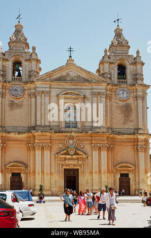 Cattedrale di San Paolo, la chiesa cattolica romana, 1702, antico edificio religioso, giallo pallido pietra, 2 campanili, 3 porte, persone, stile barocco, Europa, M Foto Stock