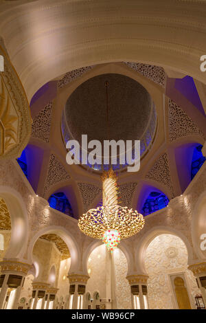 Interno del corridoio principale di preghiera, Sheikh Zayed Grande Moschea di Abu Dhabi, Emirati Arabi Uniti Foto Stock
