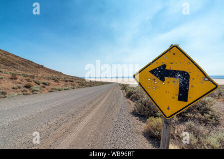 Tiro segno che mostra una curva a sinistra nel deserto Alvord in Harney County in Oregon Foto Stock