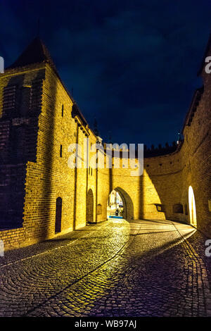 Barbican nella città vecchia (stare misto) di notte, Varsavia, Polonia Foto Stock