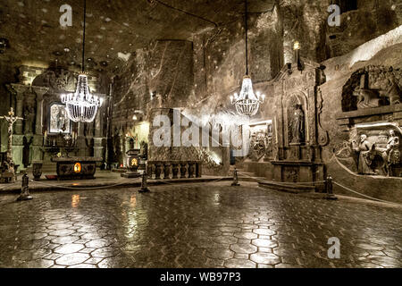 Interno della Cappella di San Kinga (Kaplica Św. Kingi) presso la miniera di sale di Wieliczka vicino a Cracovia, Polonia Foto Stock