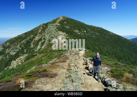 Escursionista scendendo dal monte Lincoln in Franconia Ridge trail, New Hampshire. Stati Uniti d'America. Foto Stock