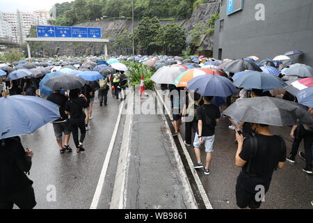 Hong Kong, Cina. 25 Ago, 2019. Il 25 agosto 2019. Hong Kong Anti extradition bill marcia di protesta in Tsuen Wan e Kwai Tsing. Dopo una tranquilla marzo maggiori si sono verificati scontri con manifestanti 5a lanciare mattoni, bottiglie e molotovs a linee di polizia che erano costante cottura gas lacrimogeni e pallottole di gomma e pepe palle. La polizia anche sparato live rounds in corrispondenza di un punto. I manifestanti una volta disperso polizia mobilitati 2 cannone ad acqua veicoli. Credito: David Coulson/Alamy Live News Foto Stock