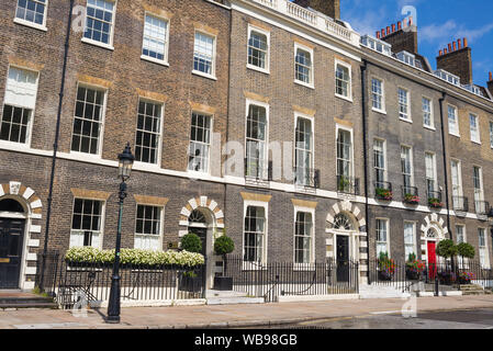 London, Regno Unito - Agosto 2019: strada locale con proprietà di lusso tenement case in stile georgiano di stile britannico nel centro di Londra. Foto Stock