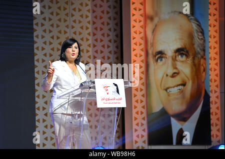 Tunisi, Tunisia. 25 Ago, 2019. Abir Moussi, presidente della libera Destourian Party (PDL) poiché 2016 durante la riunione dei dirigenti femmine del suo partito politico tenuto presso il Palais des CongrÃ¨s a Tunisi la massiccia presenza dei suoi sostenitori.foto:Yassine Mahjouub Credito: Chokri Mahjoub/ZUMA filo/Alamy Live News Foto Stock