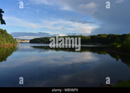 Vista del fiume Bass in Beverly, Massachusetts, con una fila di case sulla sponda opposta -03 Foto Stock