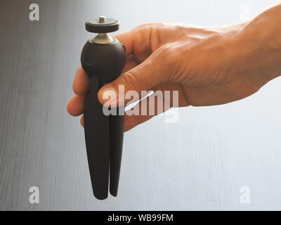 Close-up. Cavalletto compatto per fotocamere in mano. Foto Stock