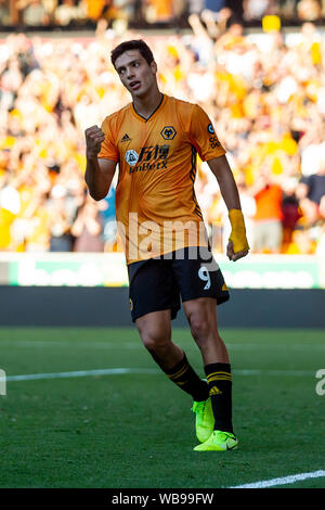 Wolverhampton, Regno Unito. 25 Ago, 2019. Raul Jimenez di Wolverhampton Wanderers celebra dopo incisione della pena che dà ai lupi un punto negli ultimi minuti durante il match di Premier League tra Wolverhampton Wanderers e Burnley a Molineux, Wolverhampton domenica 25 agosto 2019. (Credit: Alan Hayward | MI News) solo uso editoriale, è richiesta una licenza per uso commerciale. Nessun uso in scommesse, giochi o un singolo giocatore/club/league pubblicazioni. La fotografia può essere utilizzata solo per il giornale e/o rivista scopi editoriali: Credito MI News & Sport /Alamy Live News Foto Stock