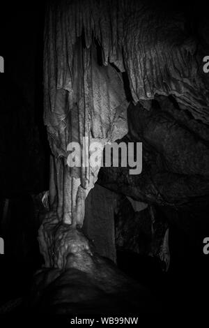 Grotte di Punkva, un epico sistema di caverne con molte caverne come stalattiti e stalagmiti e stalagnates, Carso Moravo, Repubblica Ceca Foto Stock
