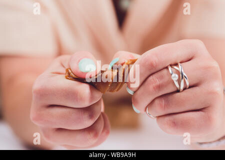 Fatto a mano caramello toffee pezzi con sale marino su cucina pietra sullo sfondo della piastra Foto Stock