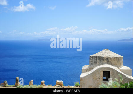 La bianca chiesa bizantina si trova nelle case romane, a Marettimo, la più piccola isola nelle Isole Egadi (Sicilia, Italia). Foto Stock