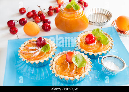 Crostate di confettura di albicocche con sherries e foglie di menta Foto Stock