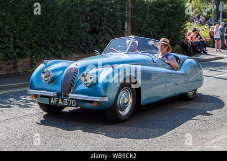 Blu Vintage 1951 3442cc Jaguar XK 120 roadster, a Ormskirk Motorfest in Lancashire, Regno Unito Foto Stock