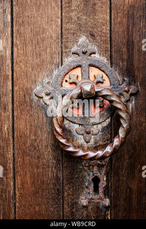 In prossimità della porta vecchia respingente con foro a chiave sulla porta della chiesa REGNO UNITO Foto Stock