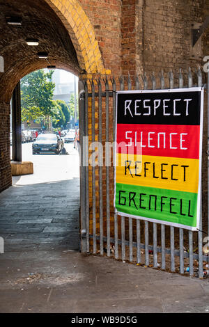 Londra / Regno Unito - 25 agosto 2019: Banner con le parole di rispetto e di silenzio, riflettere, grenfell al carnevale di Notting Hill 2019 Foto Stock