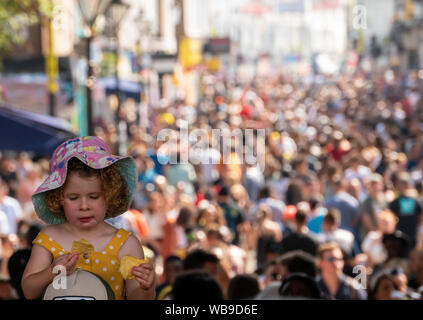 Londra / Regno Unito - 25 agosto 2019: Bambina frequentando il family day al carnevale di Notting Hill insieme con ther padre Foto Stock