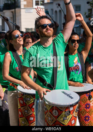 Londra / Regno Unito - 25 agosto 2019: banda di batteristi di cantare e ballare sulla strada all'53esima edizione del carnevale di Notting Hill a Londra Foto Stock