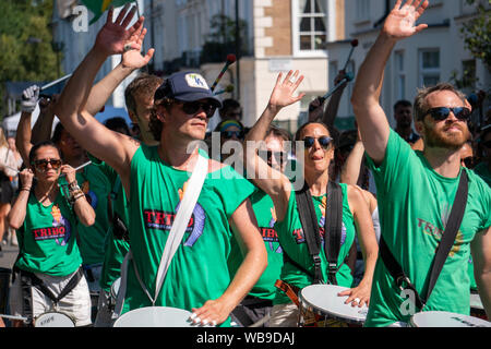 Londra / Regno Unito - 25 agosto 2019: banda di batteristi di cantare e ballare sulla strada all'53esima edizione del carnevale di Notting Hill a Londra Foto Stock