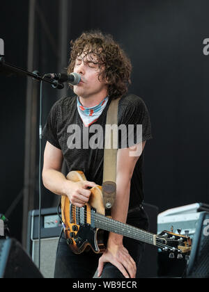 Inglese indie rock band Razorlight fronteggiato dal cantante e chitarrista Johnny Borrell eseguire sul palco live al Festival vittorioso nella cittadina balneare sul Mare del Sud. Foto Stock