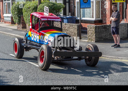 Stock Cars Racing intorno le strade a Ormskirk Motorfest in Lancashire, Regno Unito Foto Stock