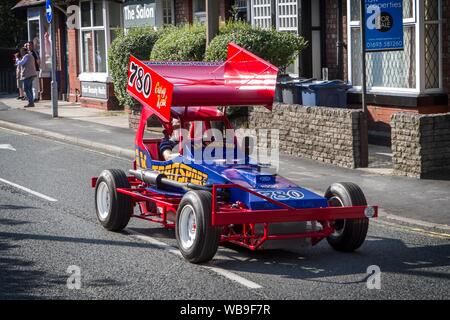 Stock Cars Racing intorno le strade a Ormskirk Motorfest in Lancashire, Regno Unito Foto Stock