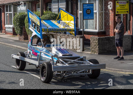 Stock Cars Racing intorno le strade a Ormskirk Motorfest in Lancashire, Regno Unito Foto Stock