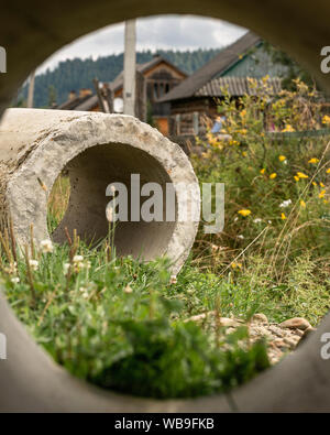 Anello di calcestruzzo tubi in Ucraina village Foto Stock