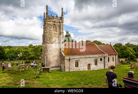 St Giles chiesa nel villaggio fantasma di Imber nel Wiltshire, Regno Unito il 17 agosto 2019 Foto Stock