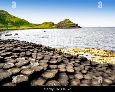 Giant's Causeway, Irlanda del Nord, Regno Unito. Unico e ESAGONALE PENTAGONALE formazioni geologiche del basalto vulcanico rocce alla costa atlantica, in parte c Foto Stock