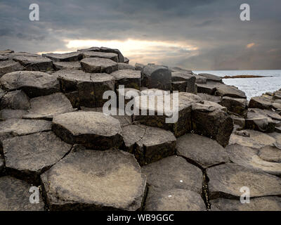 Giant's Causeway, Irlanda del Nord, Regno Unito. Naturale unico e ESAGONALE PENTAGONALE formazione geologica di basalto vulcanico rocce, somigliante a ciottoli Foto Stock