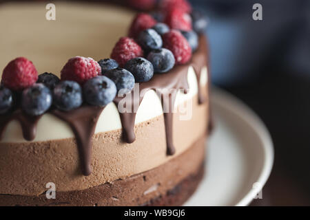 Bella fresca torta al cioccolato con frutta e bacche Foto Stock